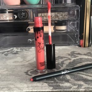 Kylie cosmetics matte liquid lip kit.